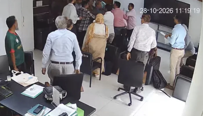 নিজ কার্যালয়ে আইইডিসিআর পরিচালককে মা'র'ধ'র, ড্যাবের বিরুদ্ধে অভিযোগ