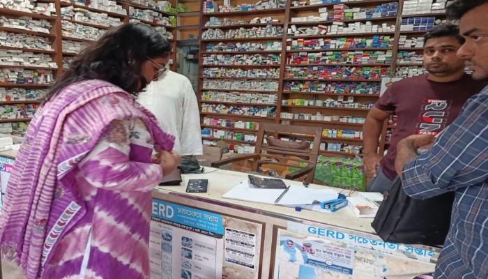 কাউখালীতে মেয়াদোত্তীর্ণ ওষুধ রাখার দায়ে ফার্মেসিকে জ'রি'মা'না, পু'ড়ি'য়ে ধ্বংস
