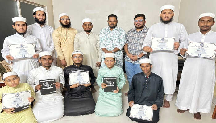বরিশালে হাফেজ শিক্ষার্থীদের স্পোকেন ইংলিশ কোর্স সম্পন্ন, সনদ ও বই বিতরণ