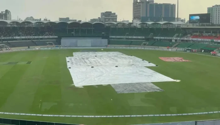 আলোকস্বল্পতার পর বৃষ্টি, আগেই নেওয়া হলো চা-বিরতি