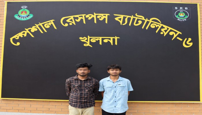 খুলনা সদর থানাধীন চানমারি, শিপইয়ার্ড এলাকায় অ'ভি'যা'ন চালিয়ে বিদেশি পিস্তল ও গু'লি'স'হ আশিক গ্রুপের দুইজন অ'স্ত্র'ধা'রী'কে গ্রে'ফ'তা'র করেছে এসআরবি-৬, স্পেশাল কোম্পানি