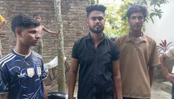 বুড়িচংয়ে ডিবি পুলিশ পরিচয়ে পরিবহনে তল্লাশি; আ'ট'ক ৩ ভু'য়া ডিবি পুলিশ!