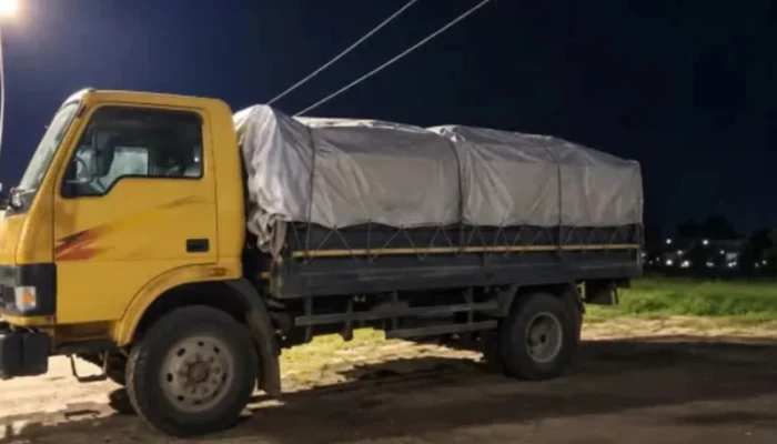 ট্রাকভর্তি সার পা'চা'রের পথে জনতার হাতে ধরা আওয়ামী লীগ নেতা