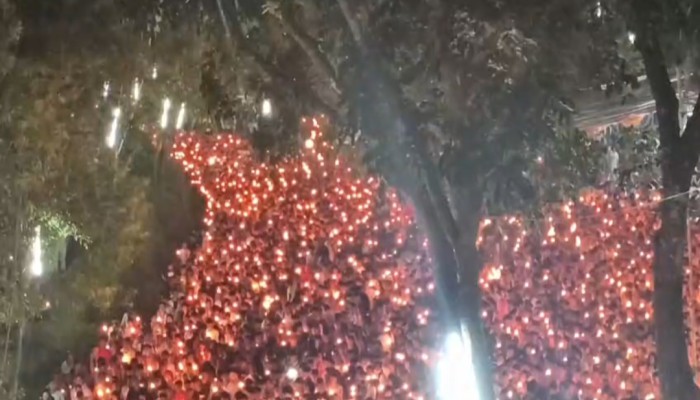 শেরপুরে গারো পাহাড়ে মোমবাতি হাতে অর্ধলাখ তীর্থযাত্রীর আলোর মিছিল অনুষ্ঠিত হয়