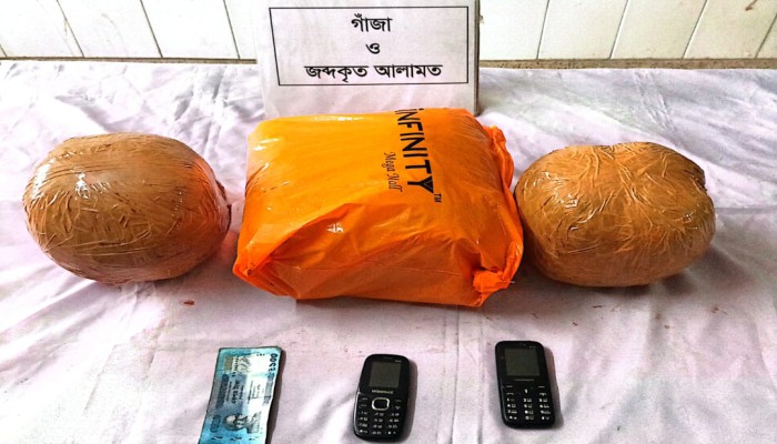 রাজধানীর যাত্রাবাড়ীতে এসআরবি-১০ কর্তৃক ০৬ কেজি গাঁজাসহ যাত্রীবাহী বাস হতে দম্পতি গ্রে'ফ'তা'র