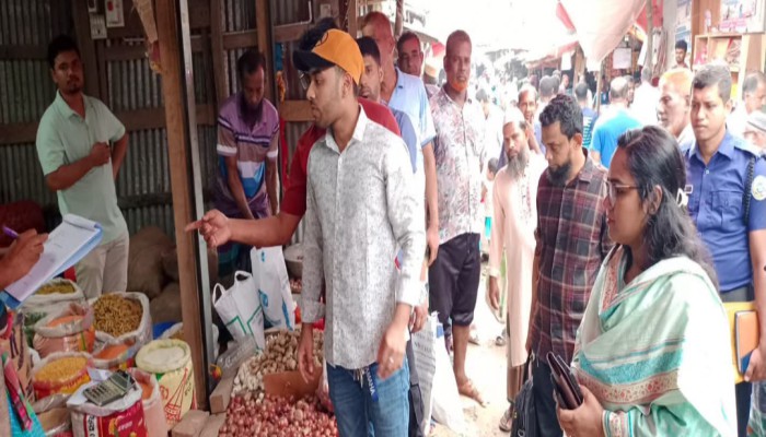 কাউখালীতে ফুটপাত দখল করে ব্যবসা, তিন প্রতিষ্ঠানকে ৬ হাজার টাকা জ'রি'মা'না