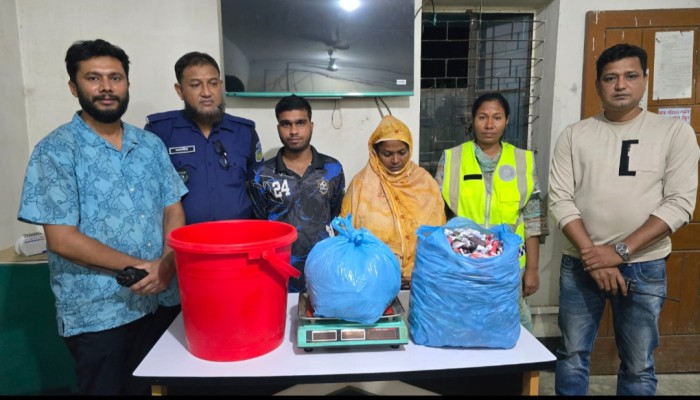 ওসির নির্দেশনায় ছদ্মবেশে ক্রেতা সেজে যৌ'ন'প'ল্লী'তে এসআই,জামালপুরে সাড়ে ৬ কেজি গাঁ'জা'স'হ নারীসহ গ্রে'ফ'তা'র ২