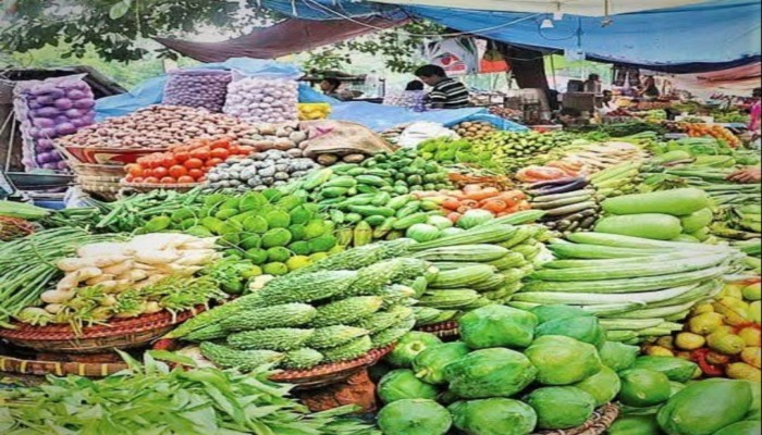 বুড়িচংয়ে  শীতকালীন আগাম সবজির সরবরাহ বাড়লেও কমে নি দাম, ভো'গা'ন্তি'তে সাধারণ মানুষ