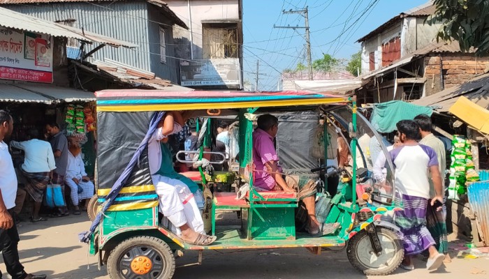 কাউখালীতে সদরে সাপ্তাহিক হাটে ফুটপাত ও সড়ক দখল: চরম দু'র্ভো'গে হাজারো ক্রেতা-পথচারী